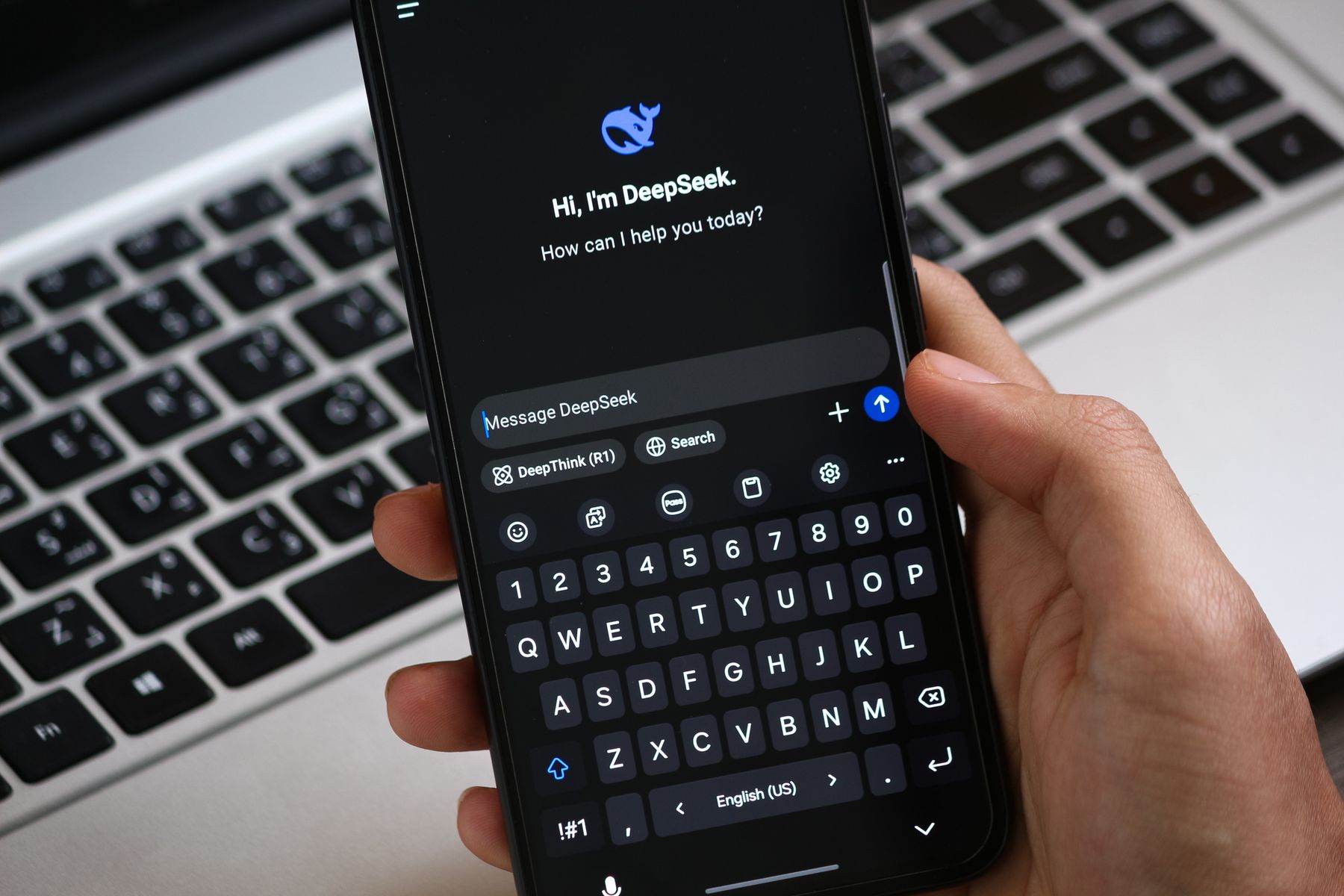 Personne tenant un smartphone avec une interface de conversation