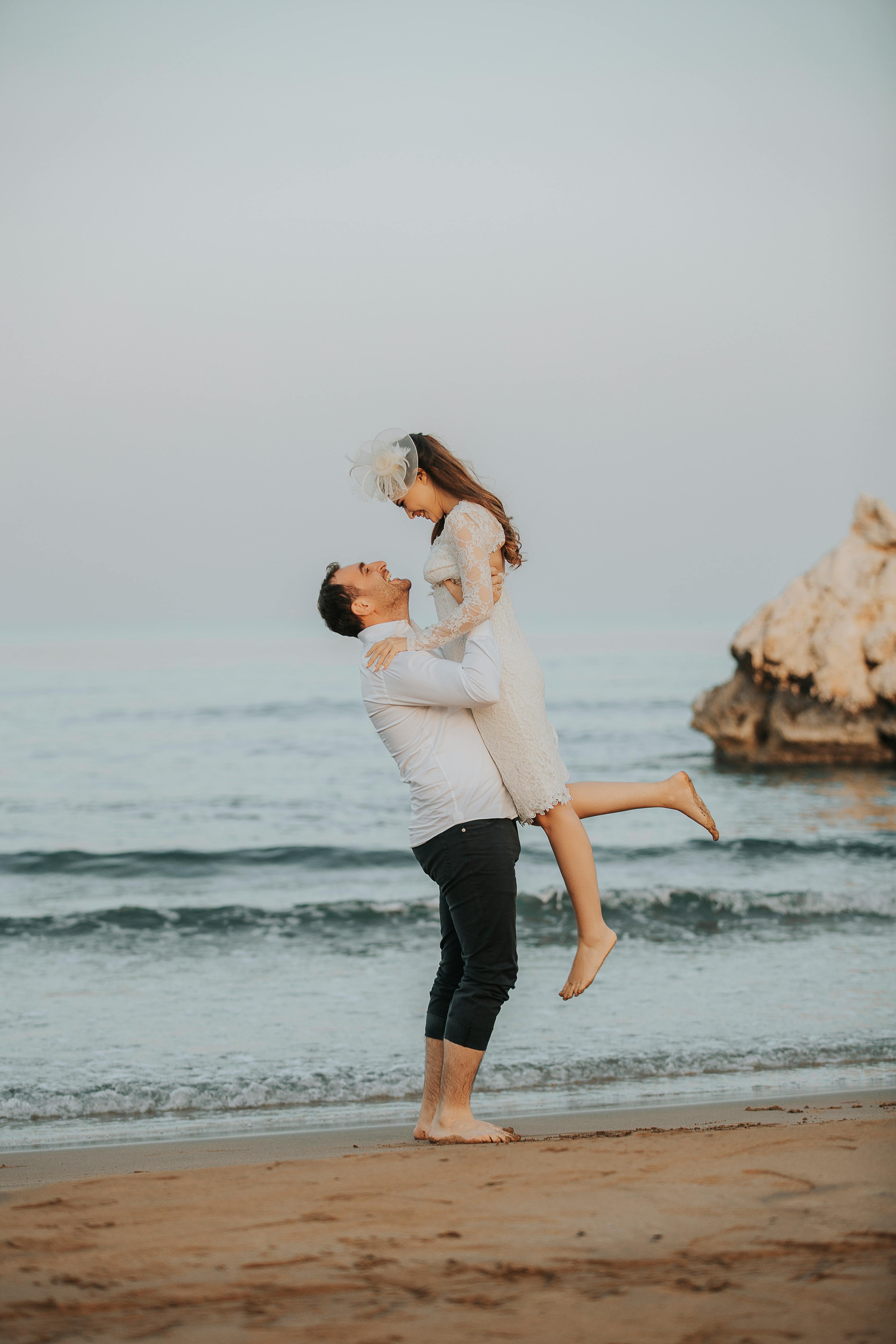 夫妇在海滩上享受浪漫的时刻，宁静的海洋背景象征着爱与团结