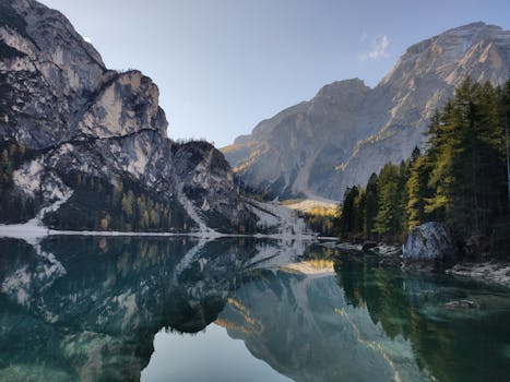 意大利宁静的湖泊，倒映着山脉与森林，尽显自然之美