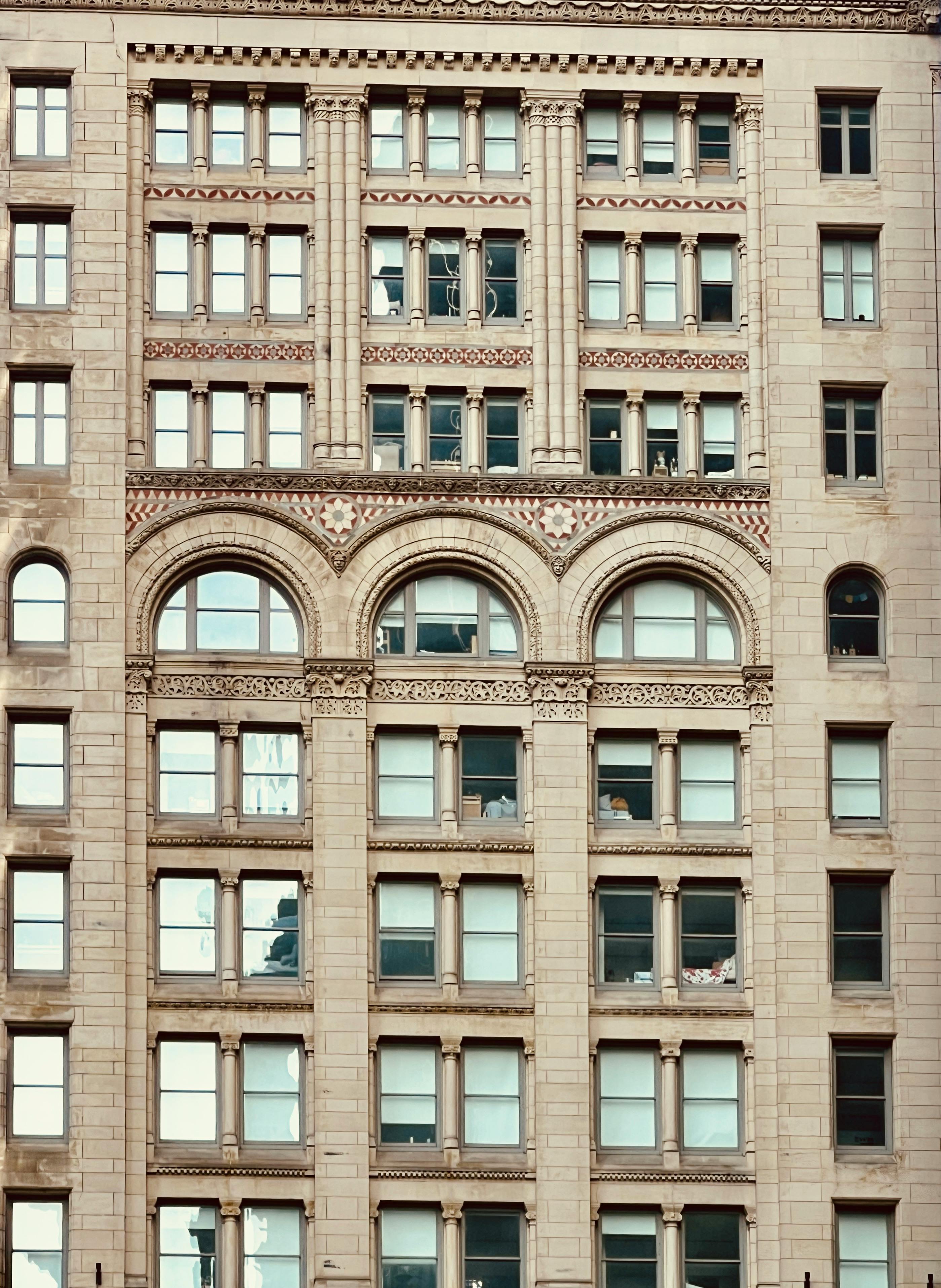 бесплатная Бесплатное стоковое фото с арочные окна, архитектурные детали, богато украшенный фасад Стоковое фото