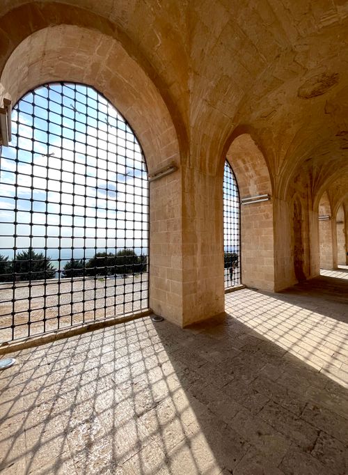 Free Sunlit arched windows in historic Mardin building, showcasing intricate architectural design. Stock Photo