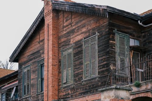 Free A rustic timbered house with wooden shutters and a tiled roof in İstanbul, showcasing traditional architecture. Stock Photo