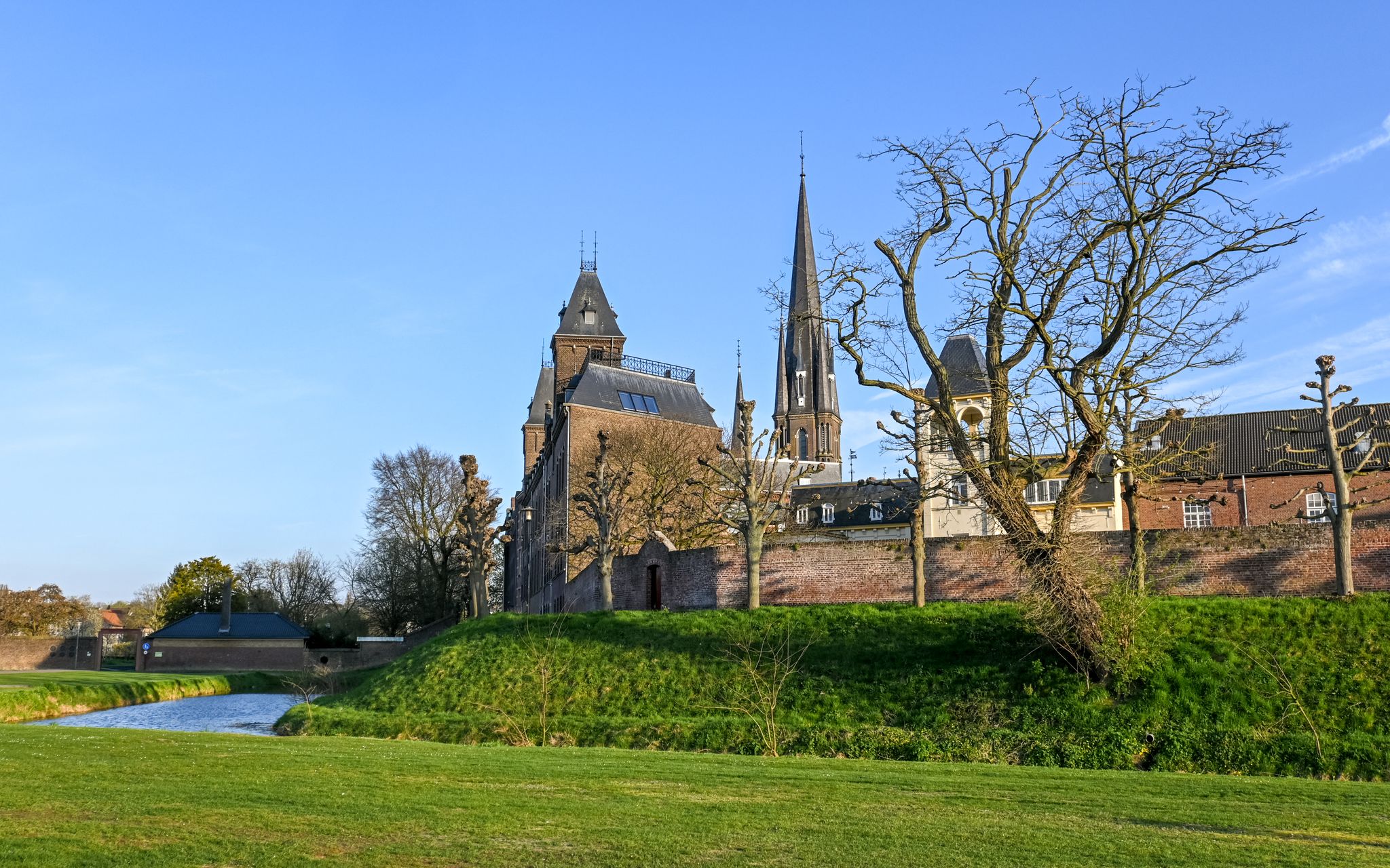 Boom valt op 200 jaar oud voetval in Sittard tijdens noodweer