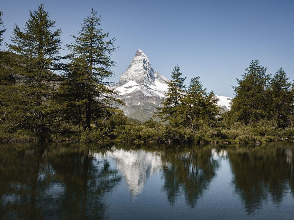 Matterhorn reflectat într-un lac alpin de lângă Zermatt
