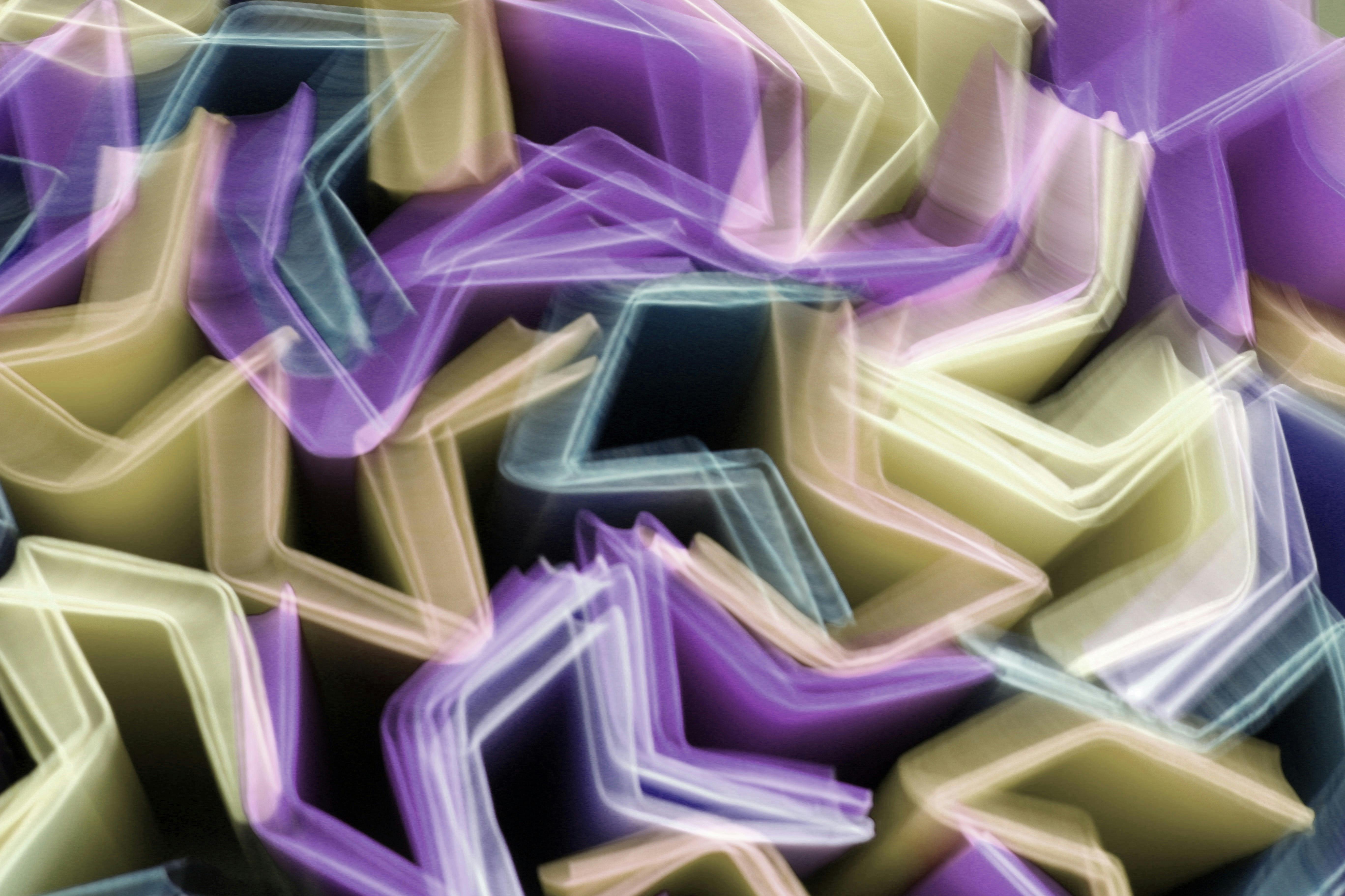 免费 动态抽象图像以运动模糊的形式呈现生动、丰富多彩的几何形状，创造出活泼的视觉节奏。 素材图片