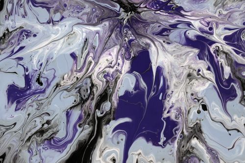 Free Dynamic abstract fluid art with swirls in purple, white, and black shades, capturing a striking visual texture. Stock Photo