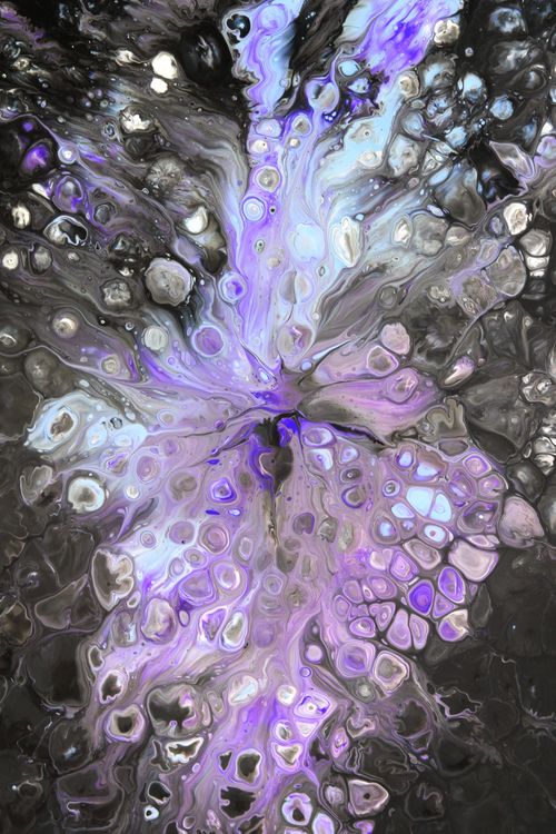 Free A captivating flow of purple and black fluid art with unique patterns and textures. Stock Photo