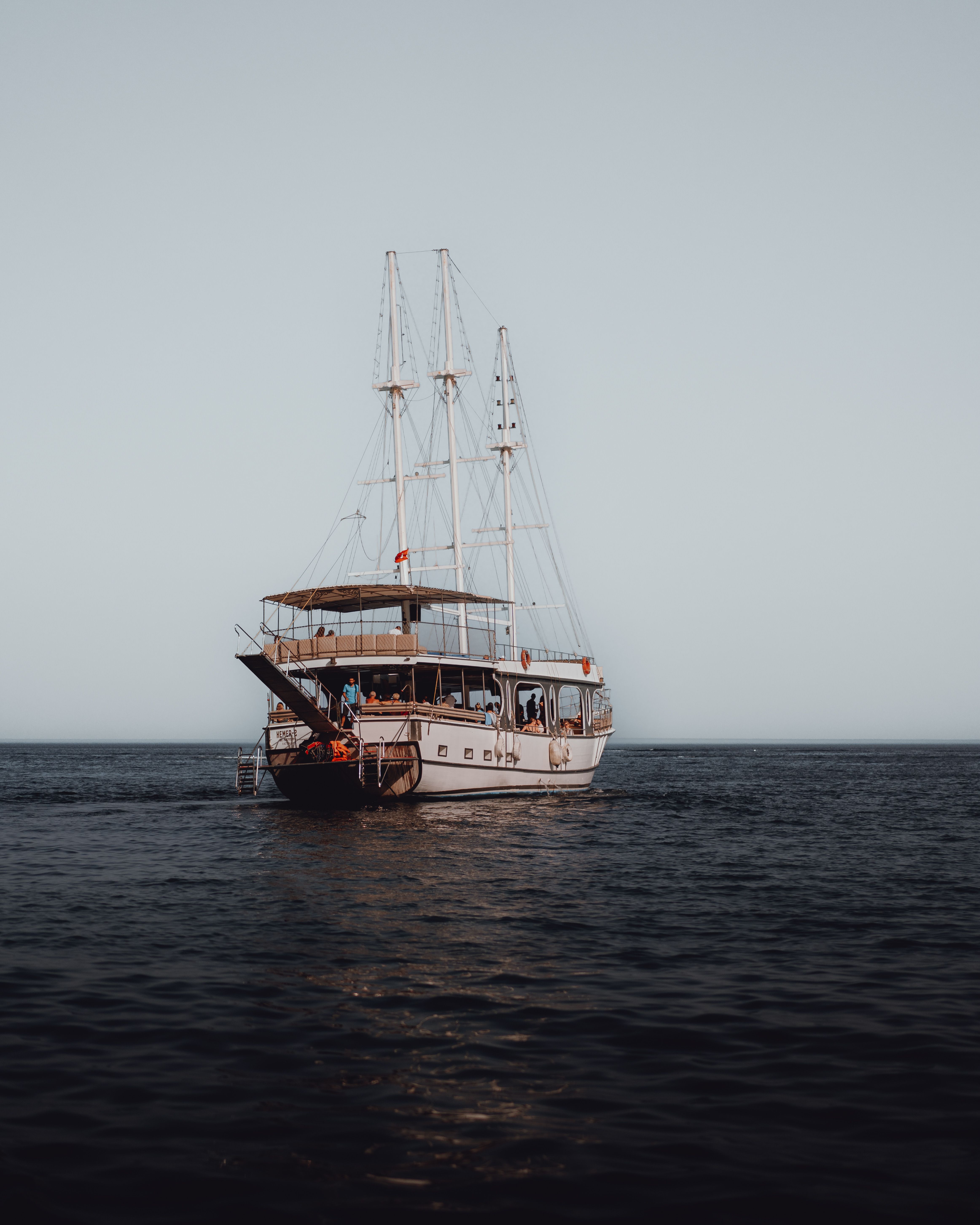 Gratis Træbåd, der sejler ud for Antalyas kyst, Türkiye, på en rolig sommerdag. Lagerfoto