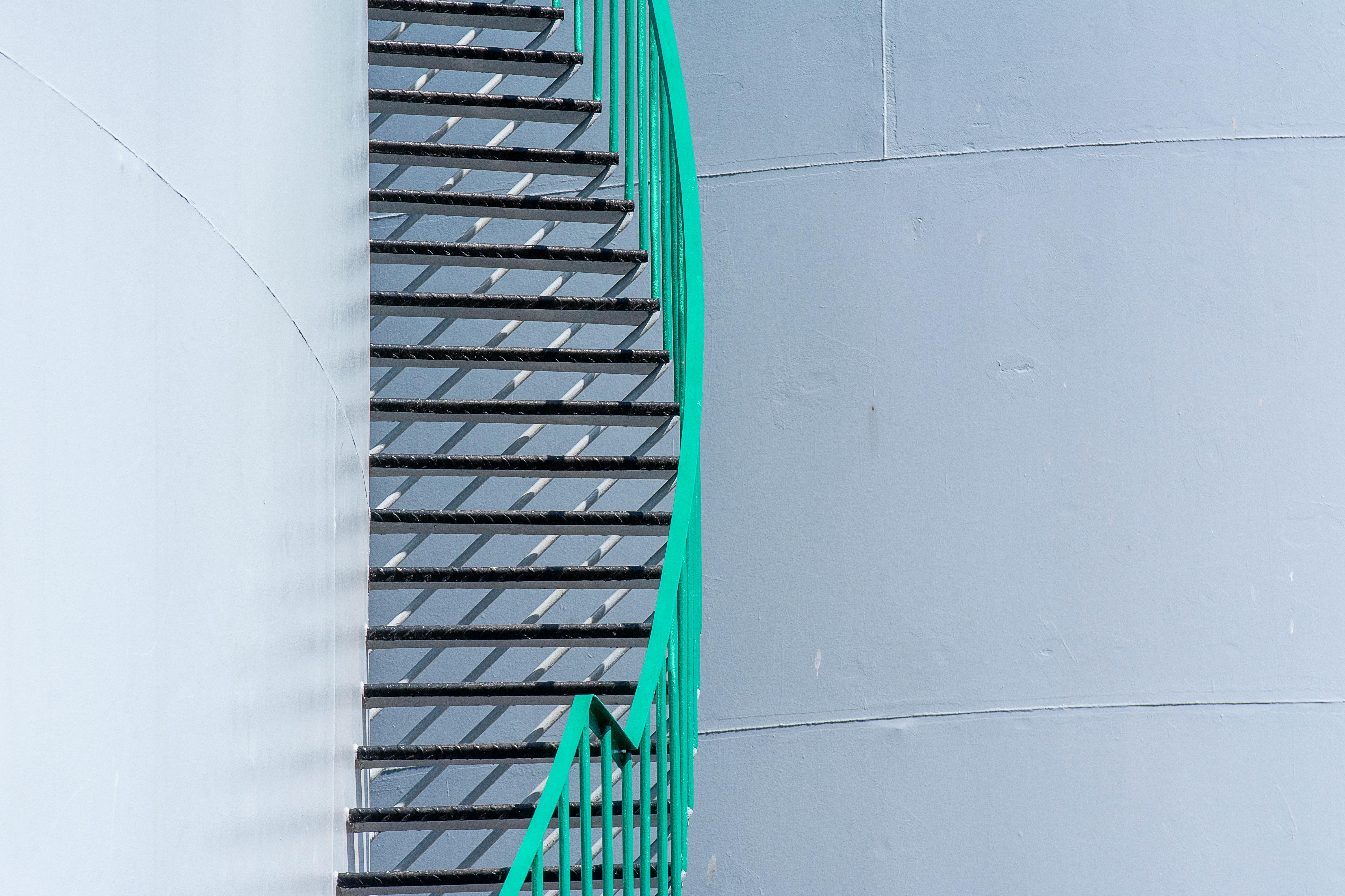 Detailansicht eines unter Treppe eingebauten Auszugs mit LED-Beleuchtung