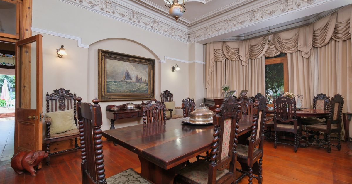 Spacious vintage dining room featuring ornate furniture and classic decor for a timeless look.