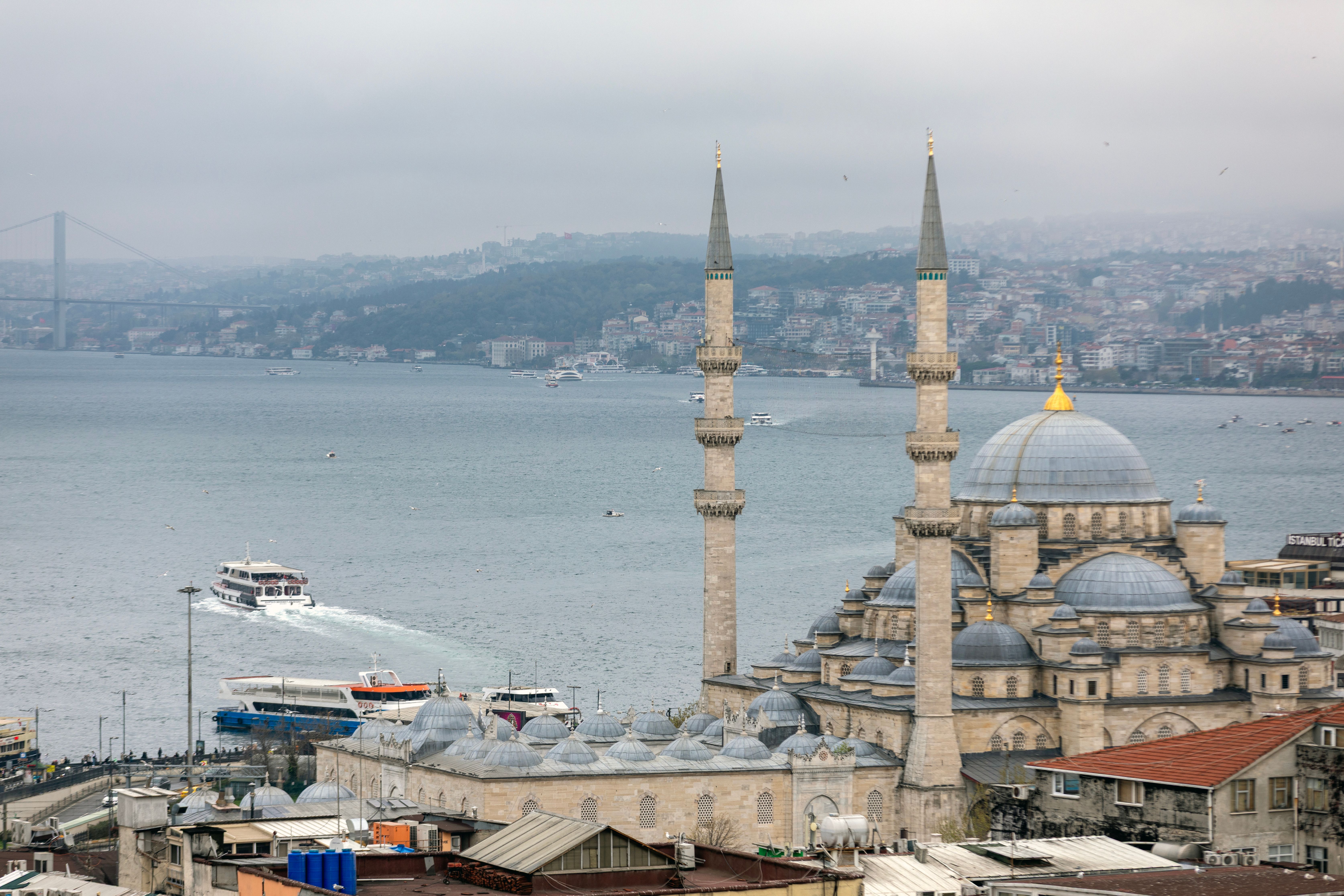 vista-panor-mica-del-b-sforo-y-la-mezquita-de-estambul-foto-de-stock