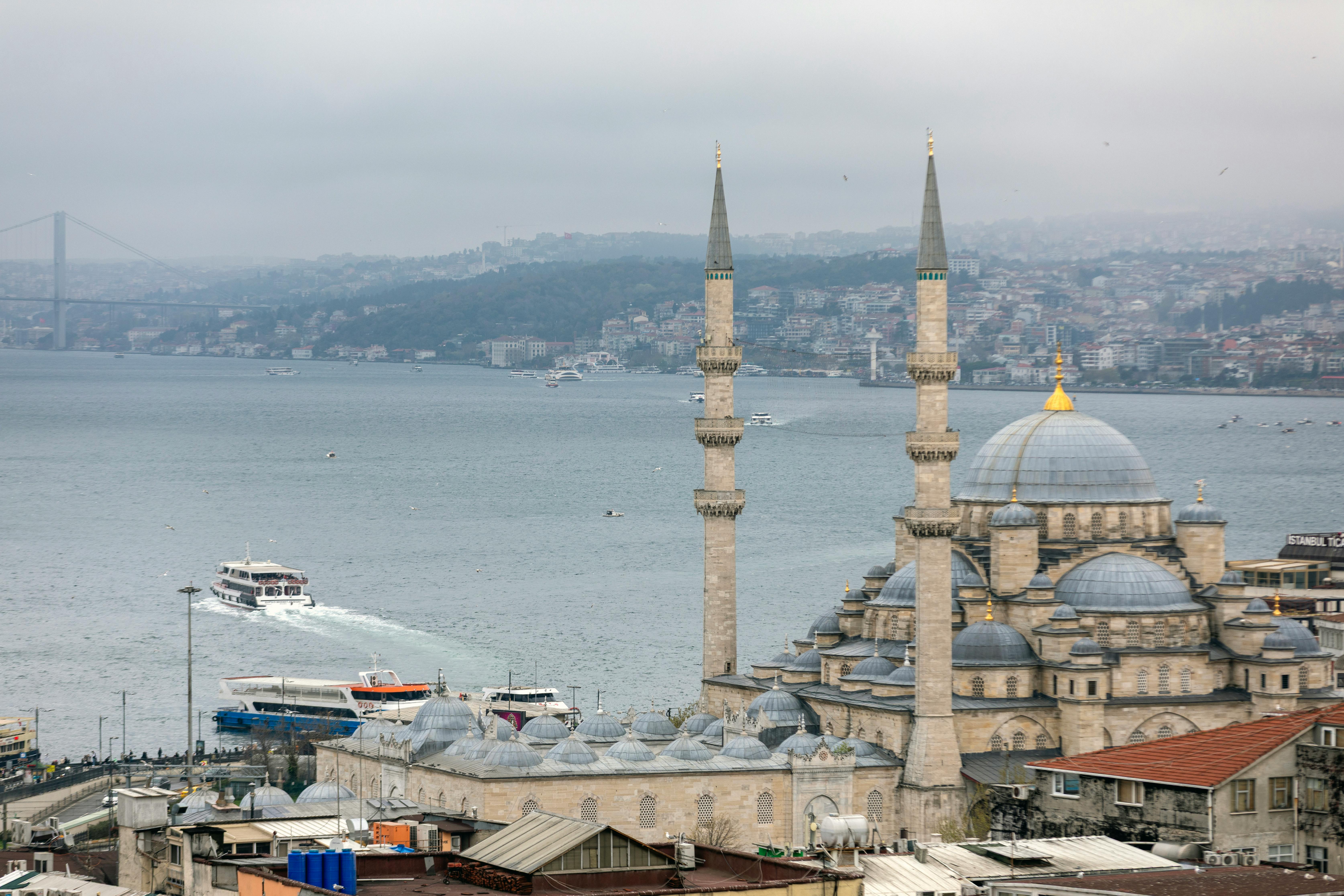 Gratuit Une superbe vue aérienne d'Istanbul avec la mosquée emblématique et le détroit du Bosphore. Photos