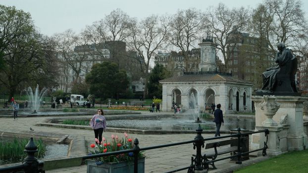 Hyde Park au printemps avec tulipes et visiteurs