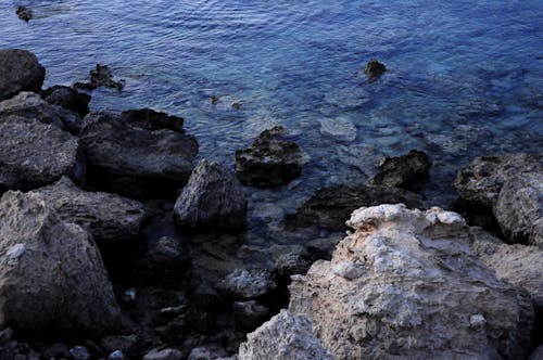 Kostenloses Stock Foto zu blau, felsen, wasser