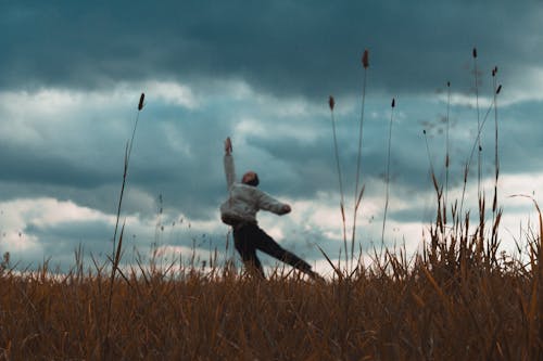 Foto Buram Seorang Pria Di Lapangan Rumput