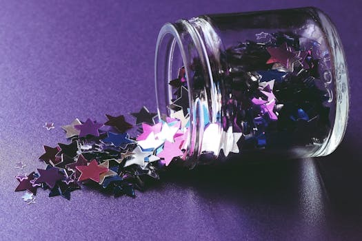 彩色星形纸屑从紫色玻璃罐中满溢而出，非常适合创意和节日主题