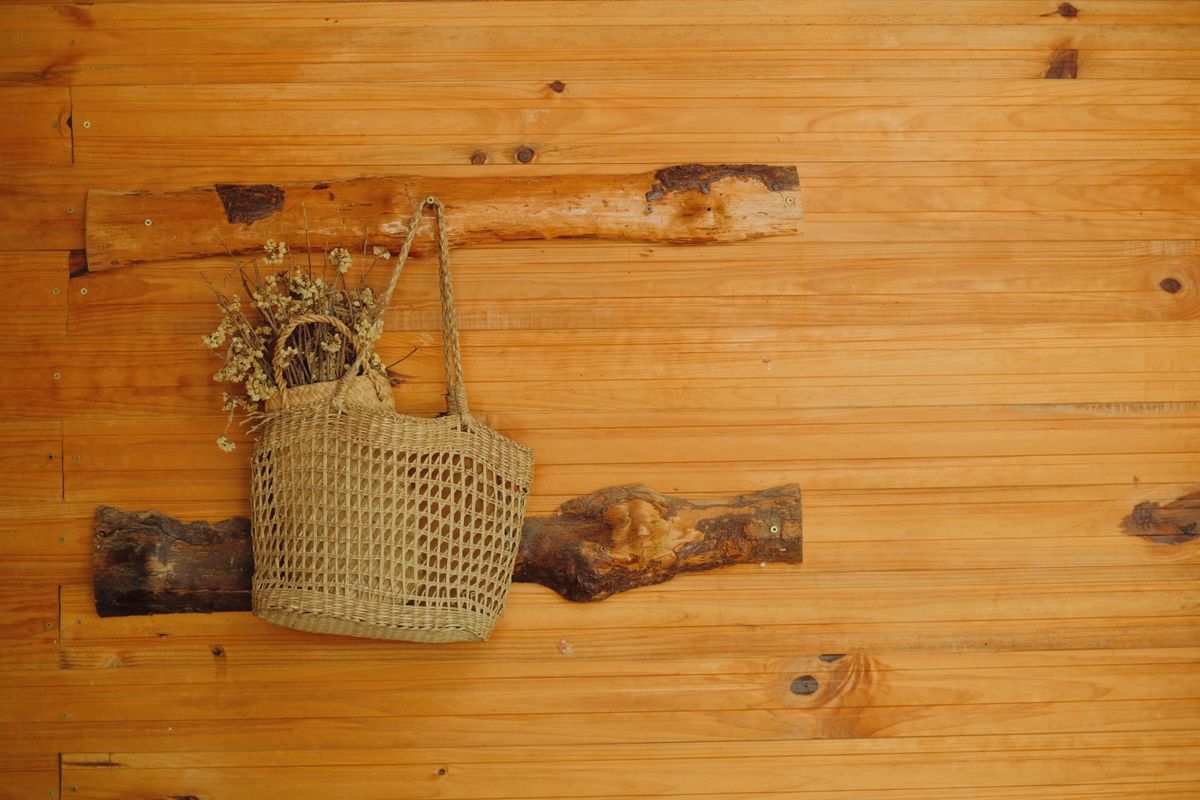 Refined Miami interior featuring natural stone, oak, linen, and woven sustainable materials