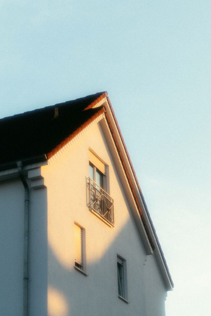 Giebelfassade eines modernen Einfamilienhauses im Abendlicht