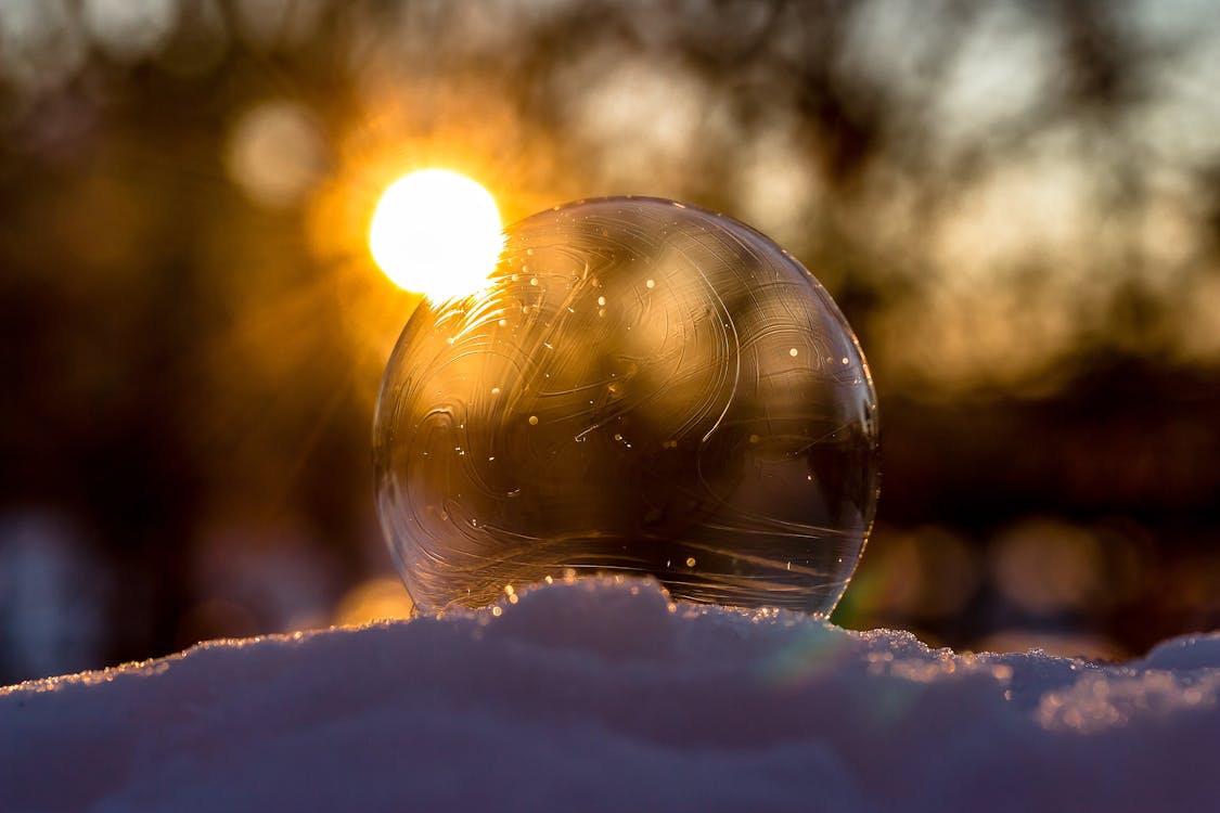 Immagine Sfocata Del Sole Che Riflette Nell'acqua