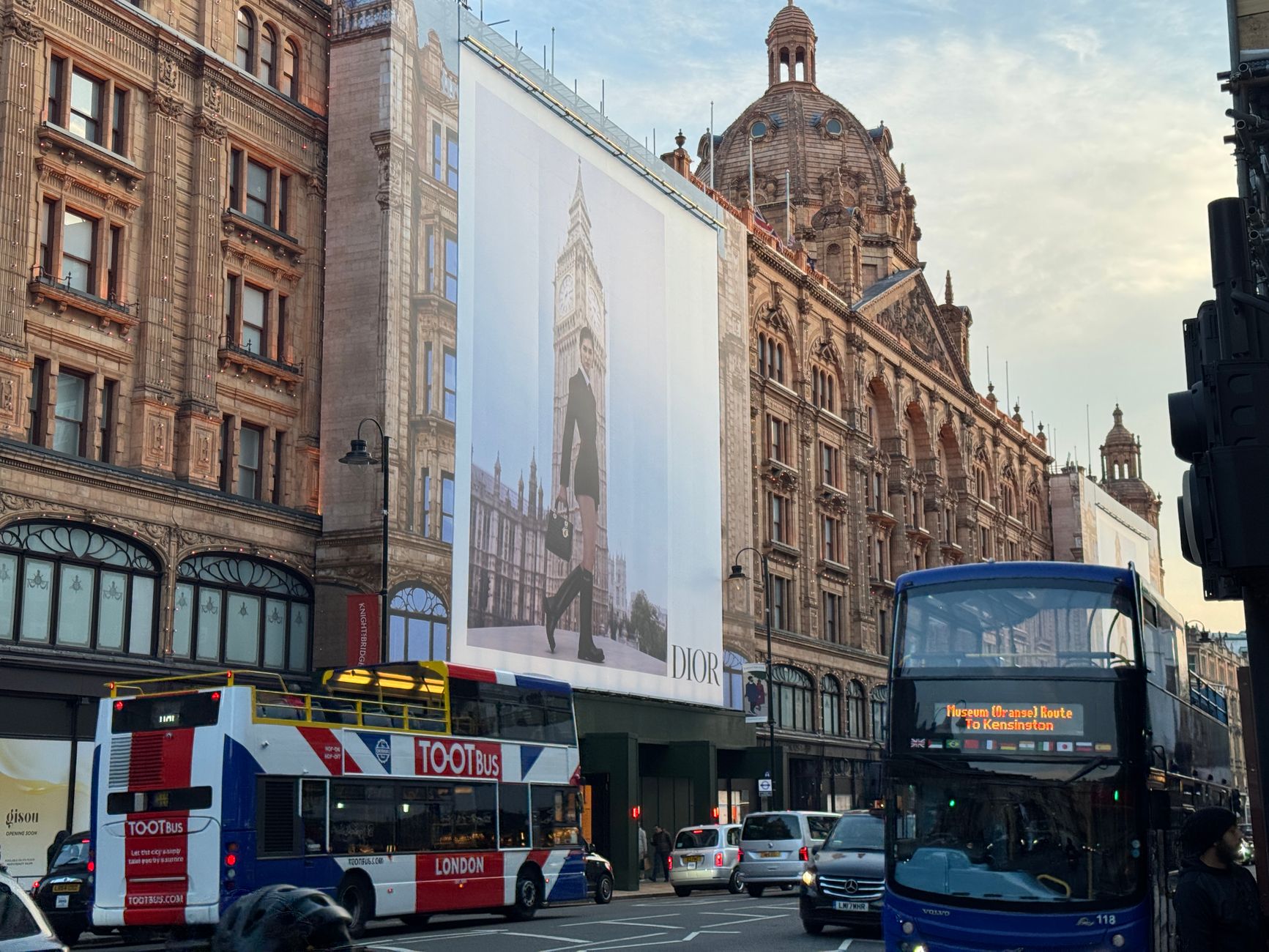 Londra'da lüks bir mağazanın bulunduğu cadde
