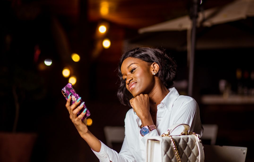 Online dating: starting a conversation on a niche platform