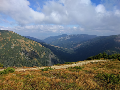 Beautiful view of a lush mountain range under a bright blue sky, perfect for nature enthusiasts., free online jigsaw puzzle on JigsawPuzzlesFreeOnline.org