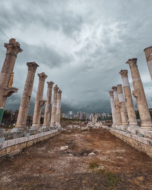 Free Explore the grandeur of Roman columns amidst a historical archaeological site in Mersin, Türkiye. Stock Photo