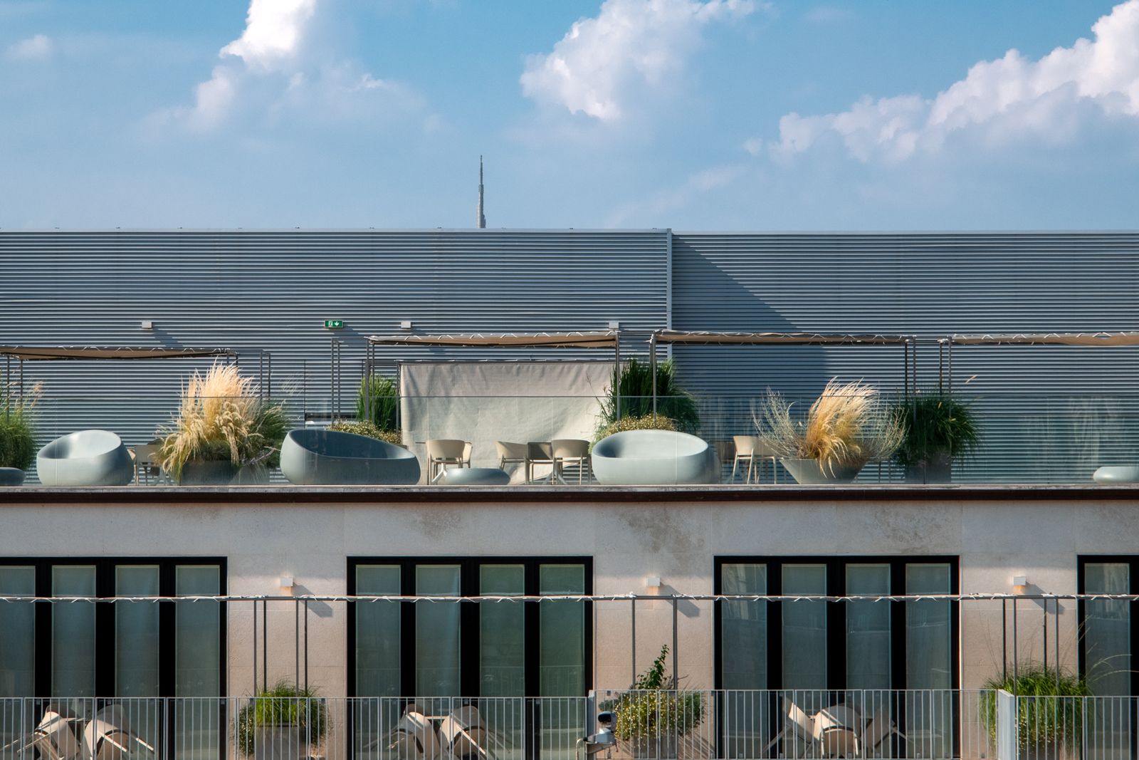 Moderne Dachterrasse mit Terrassendielen und Lounge-Möbeln