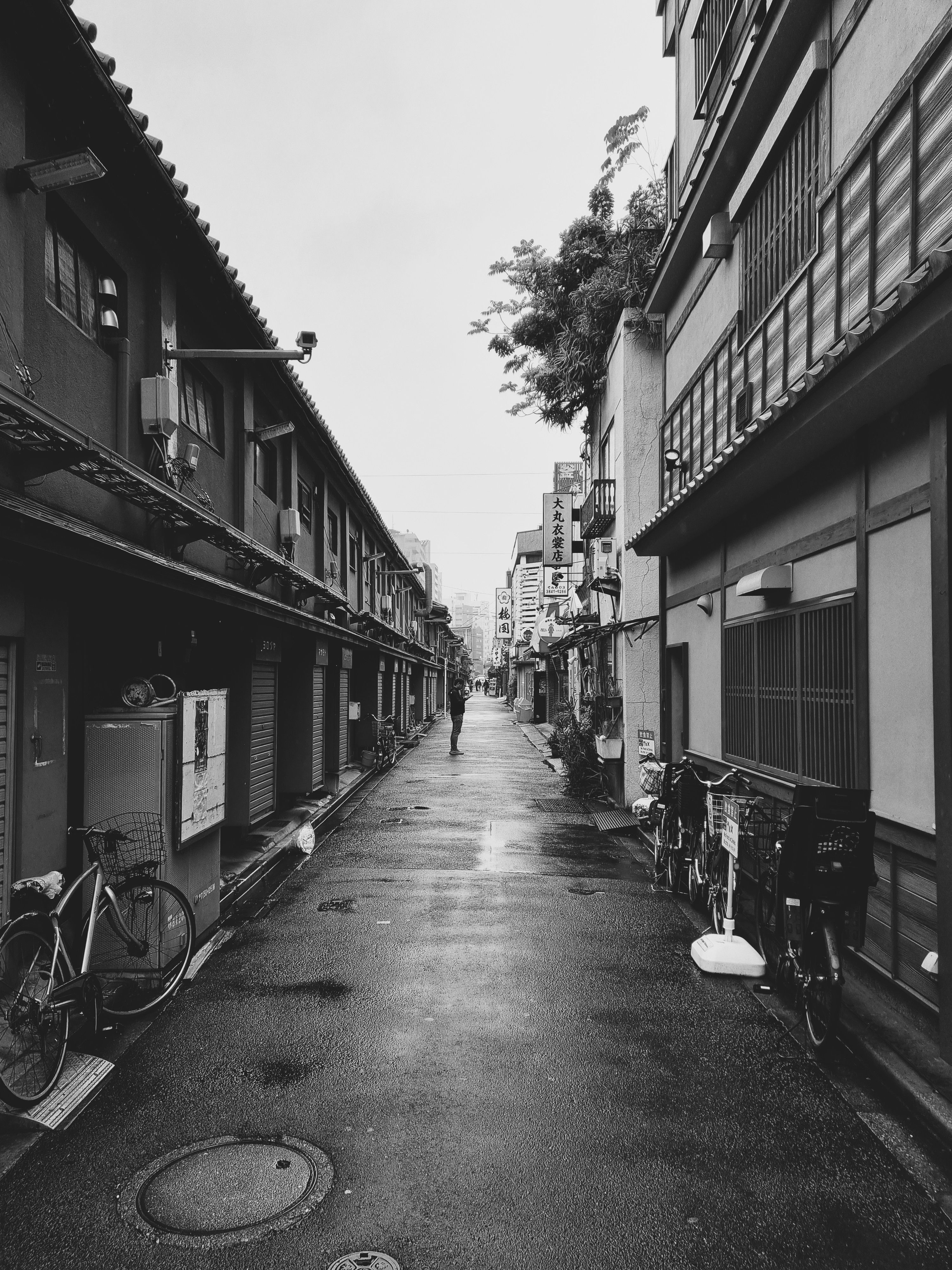 Black and White Street View in Urban Alley · Free Stock Photo