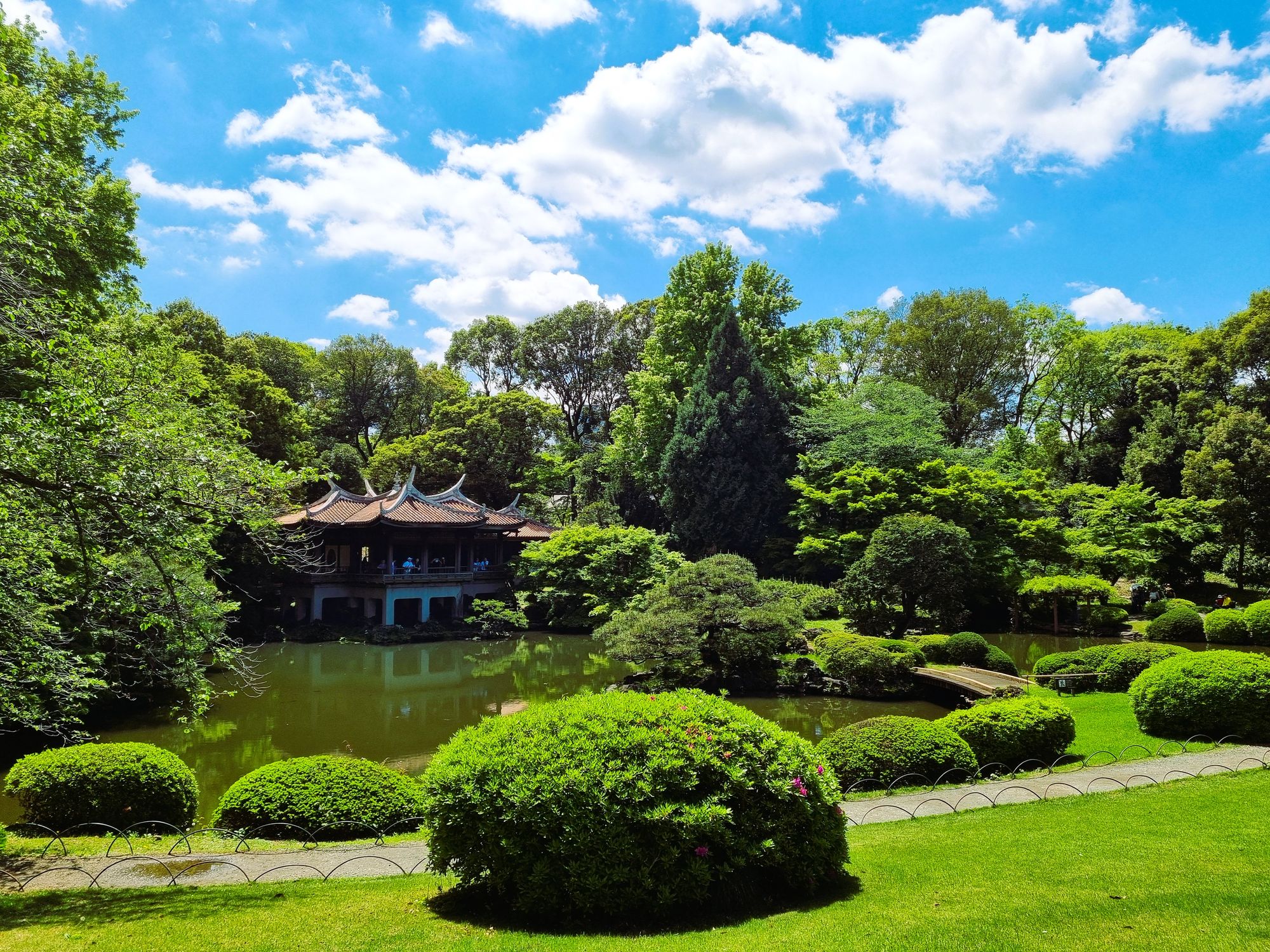 Lanskap Taman Yang Tenang Dengan Arsitektur Tradisional Foto Stok Gratis Lanskap Taman Yang Tenang Dengan Arsitektur Tradisional Foto Stok Gratis