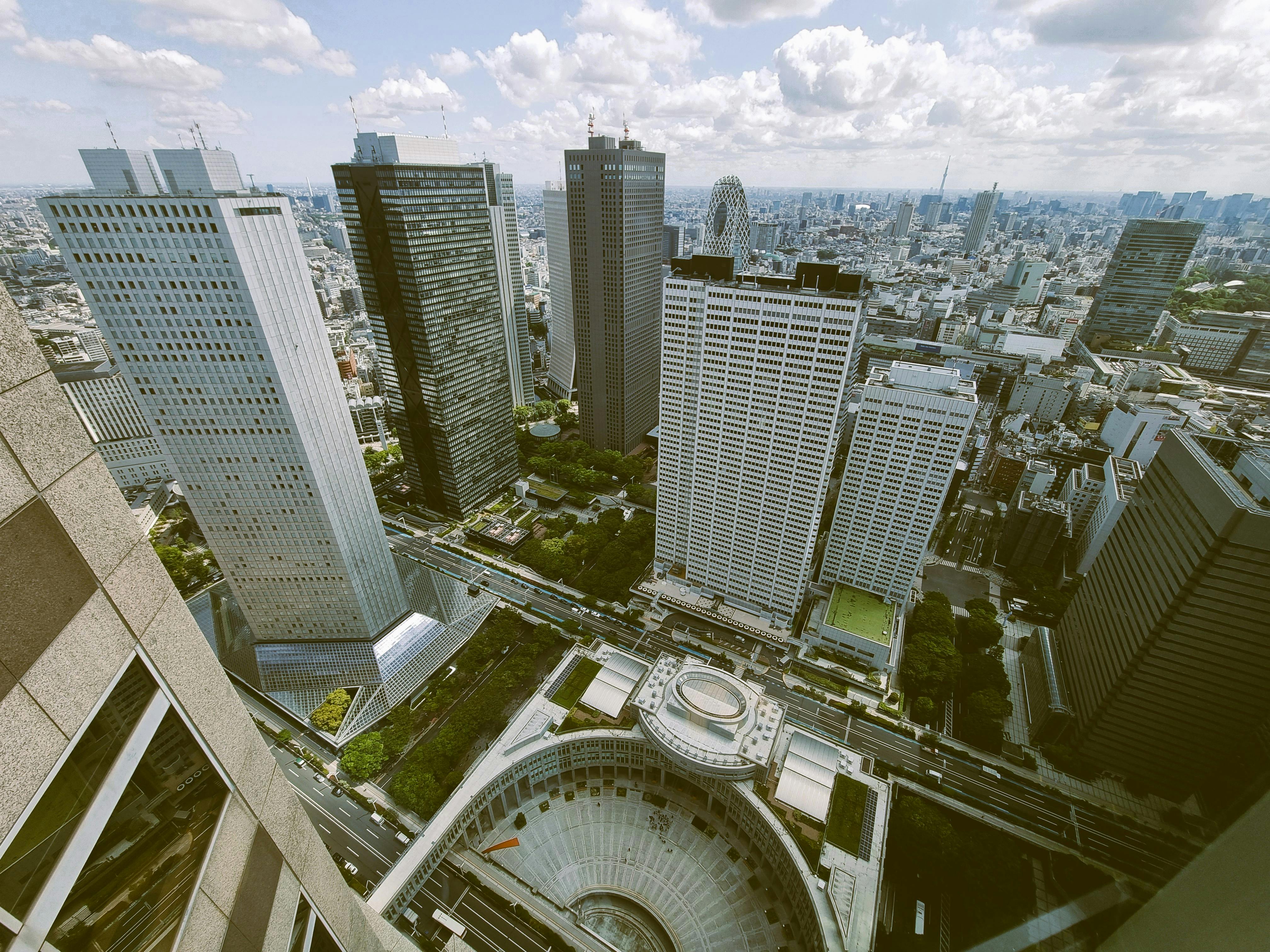 Miễn phí Một bức ảnh chụp trên không tuyệt đẹp về khu Shinjuku của Tokyo, với những tòa nhà chọc trời mang tính biểu tượng dưới bầu trời trong xanh. Ảnh lưu trữ