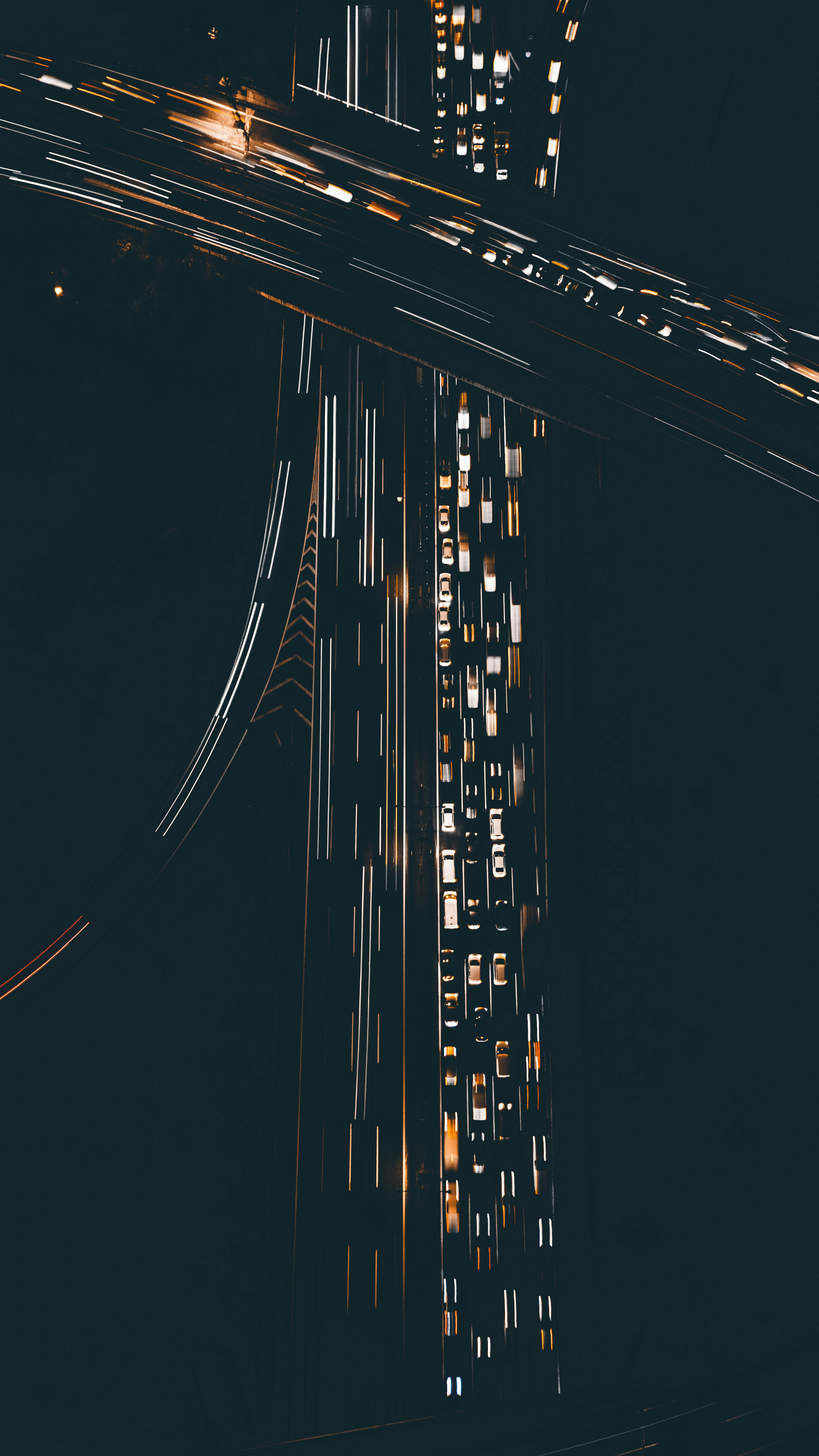 免費 夜間拍攝的帶有光蹟的繁忙高速公路的壯麗航拍照片。 圖庫相片