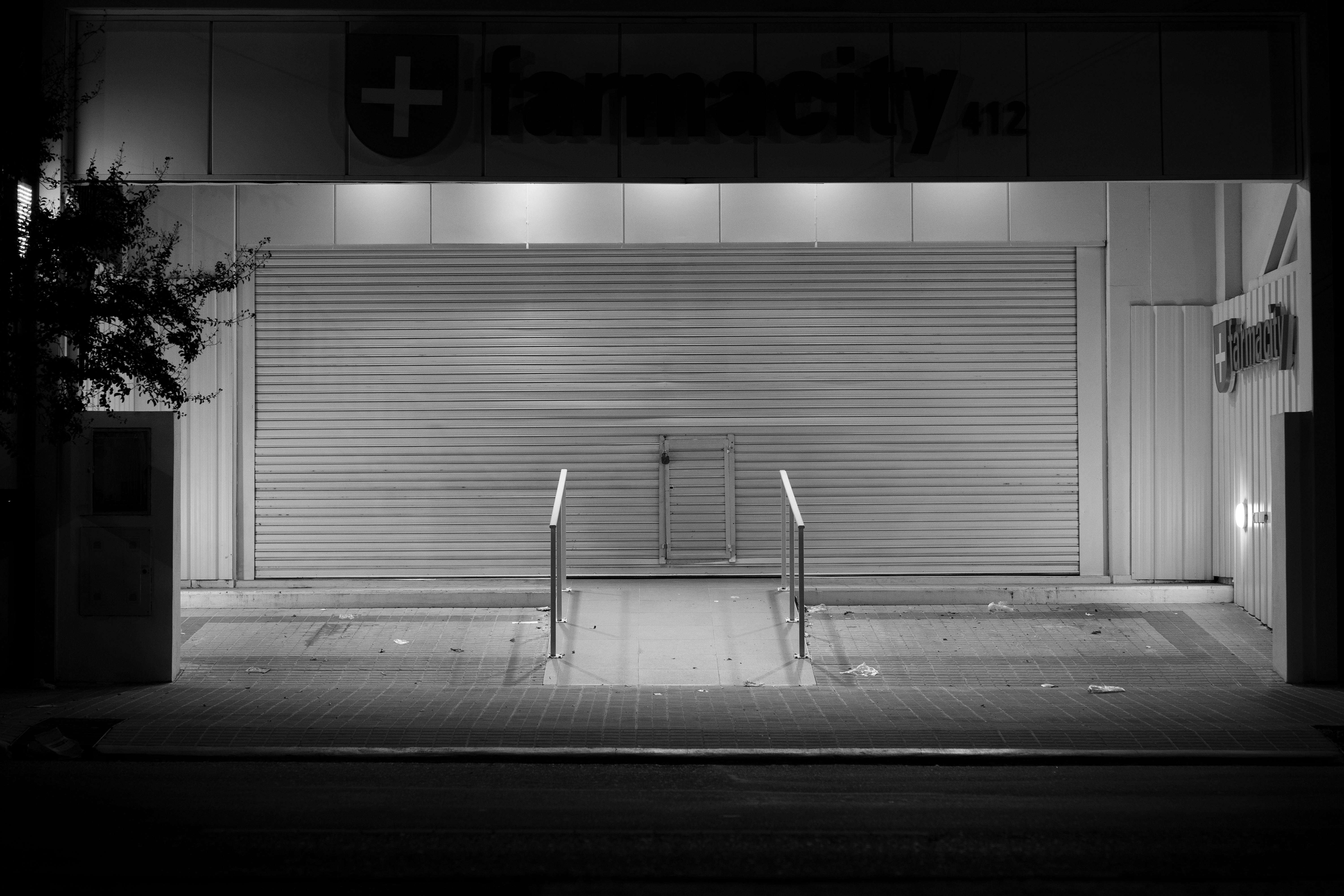 Gratis Imagen en blanco y negro de una farmacia cerrada en Córdoba, Argentina, por la noche. Foto de stock