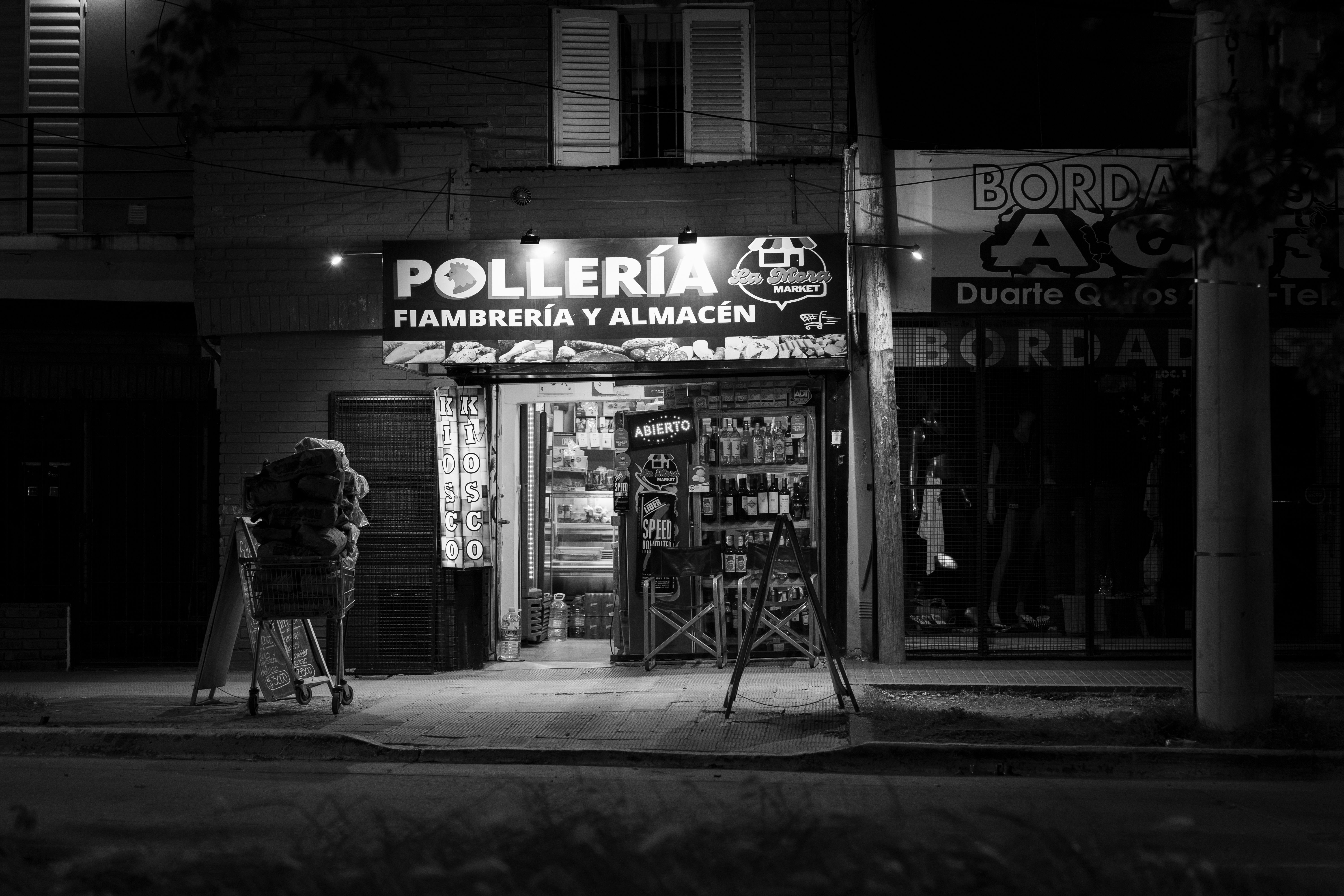 Un quiosco de calle en una noche porteña
