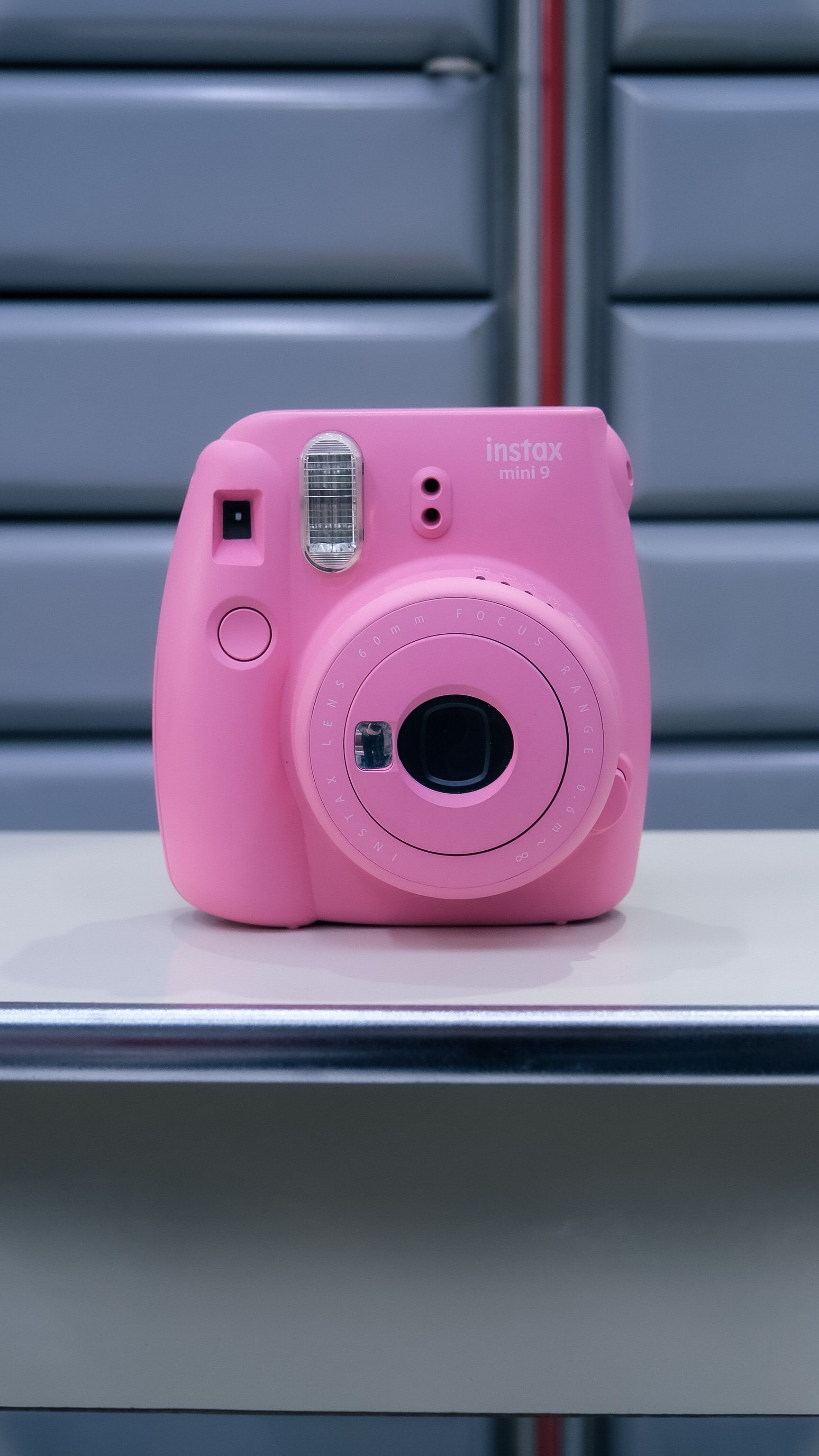 Kostnadsfria Närbild av en rosa snabbkamera på ett metallbord, inomhus. Stock foto