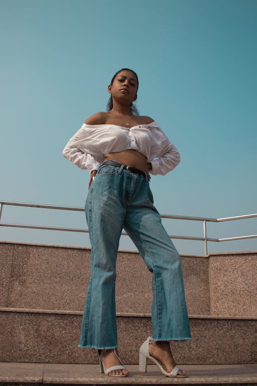 Foto De Mujer Vestida Con Top Blanco