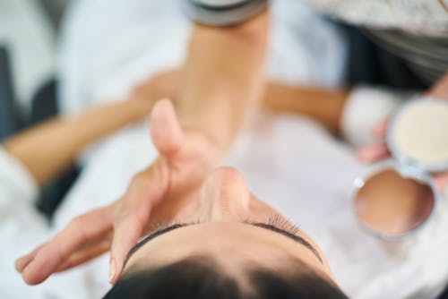 Personne Touchant Le Visage De La Femme