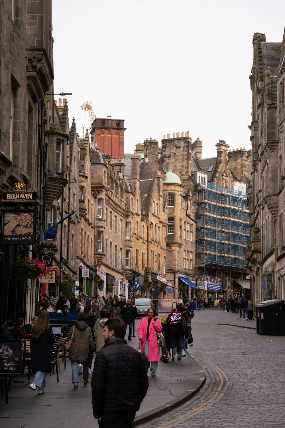 Edinburgh Scene Charming Edinburgh Street Scene with Pedestrians · Free Stock Photo