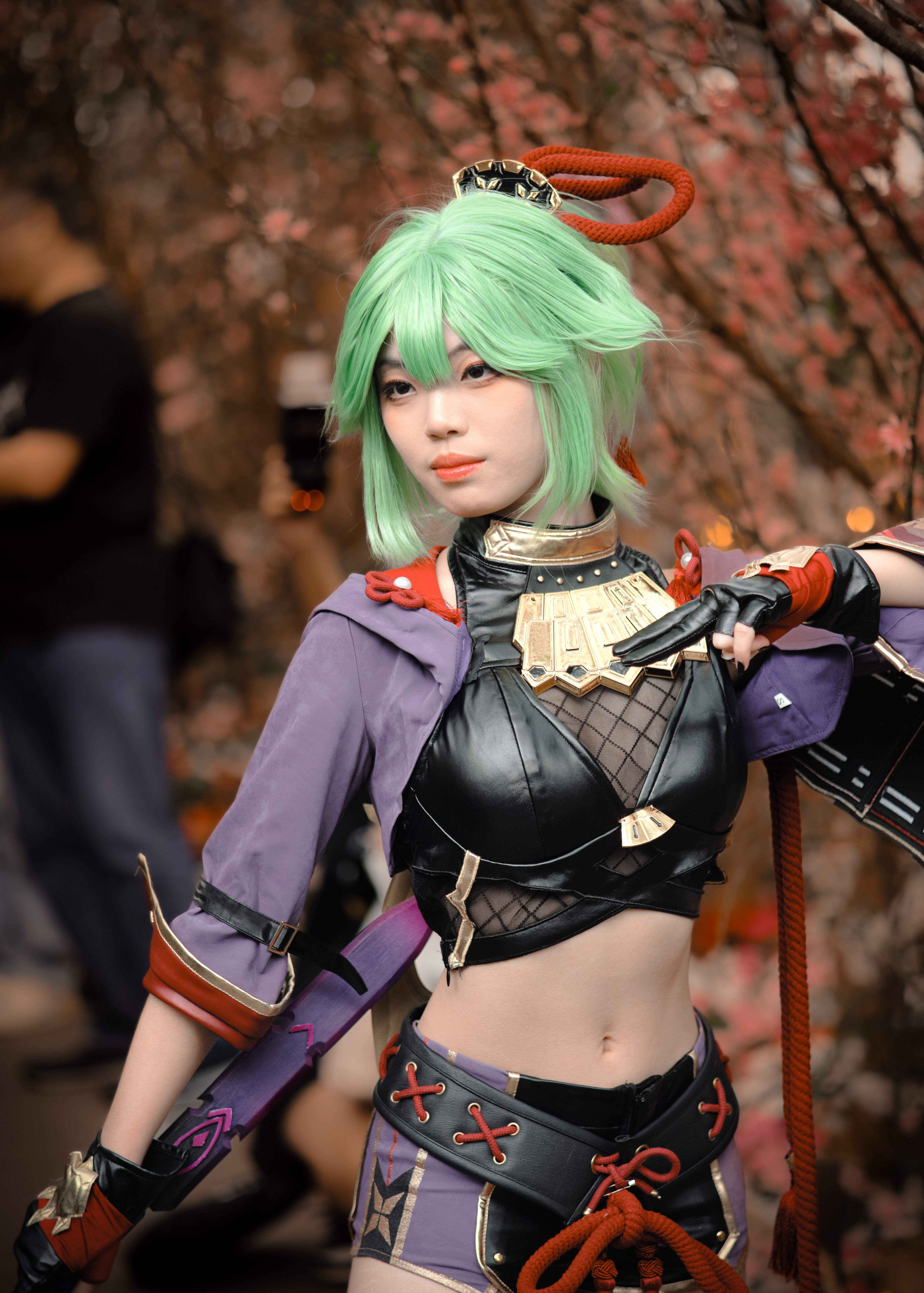 Cosplay com figurino colorido, imagem de referência