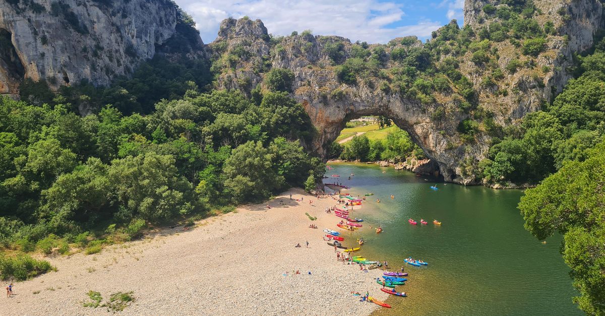 Kayaks au Pont d’Arc dans les Gorges de l’Ardèche