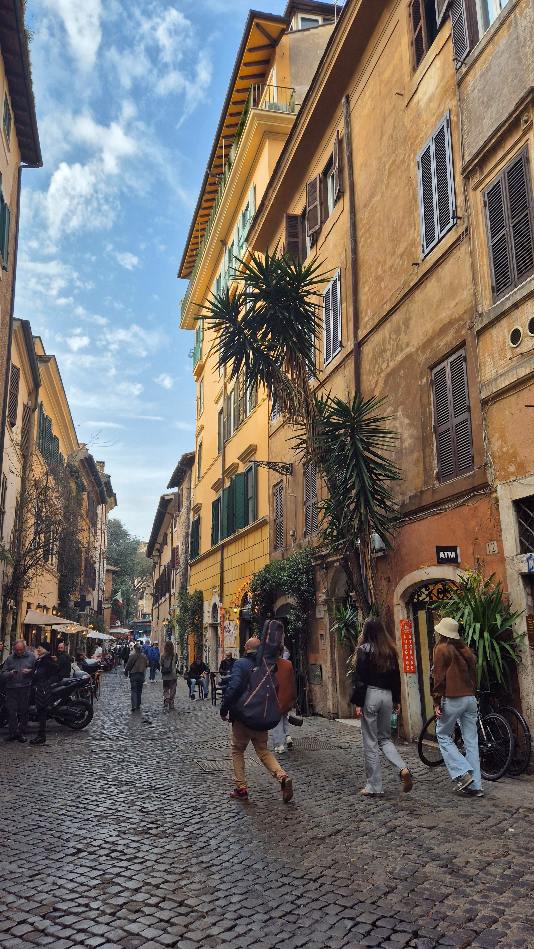 Charming Street Scene in Rome's Historic Trastevere · Free Stock Photo