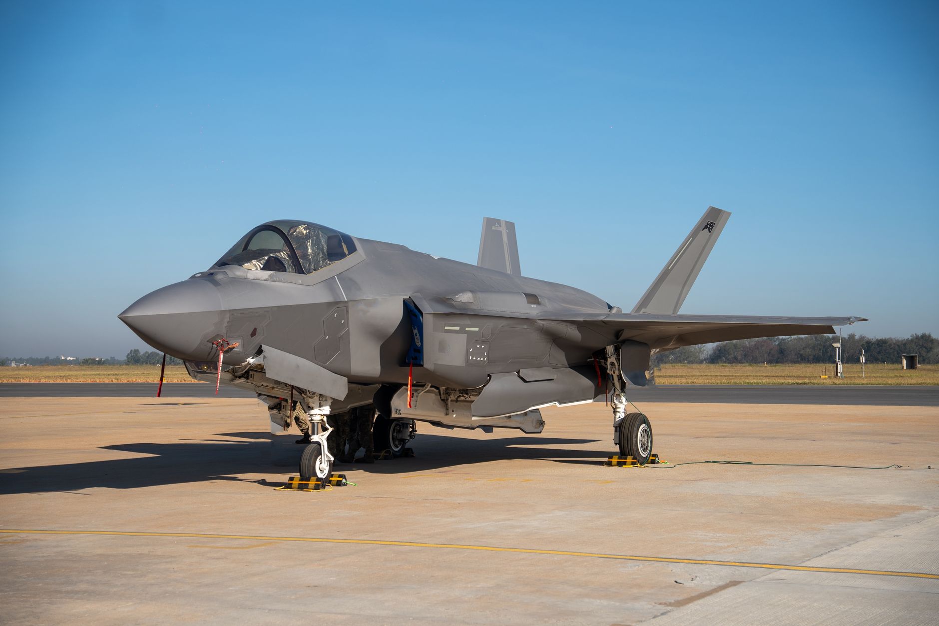 Caccia militare moderno esposto su una pista