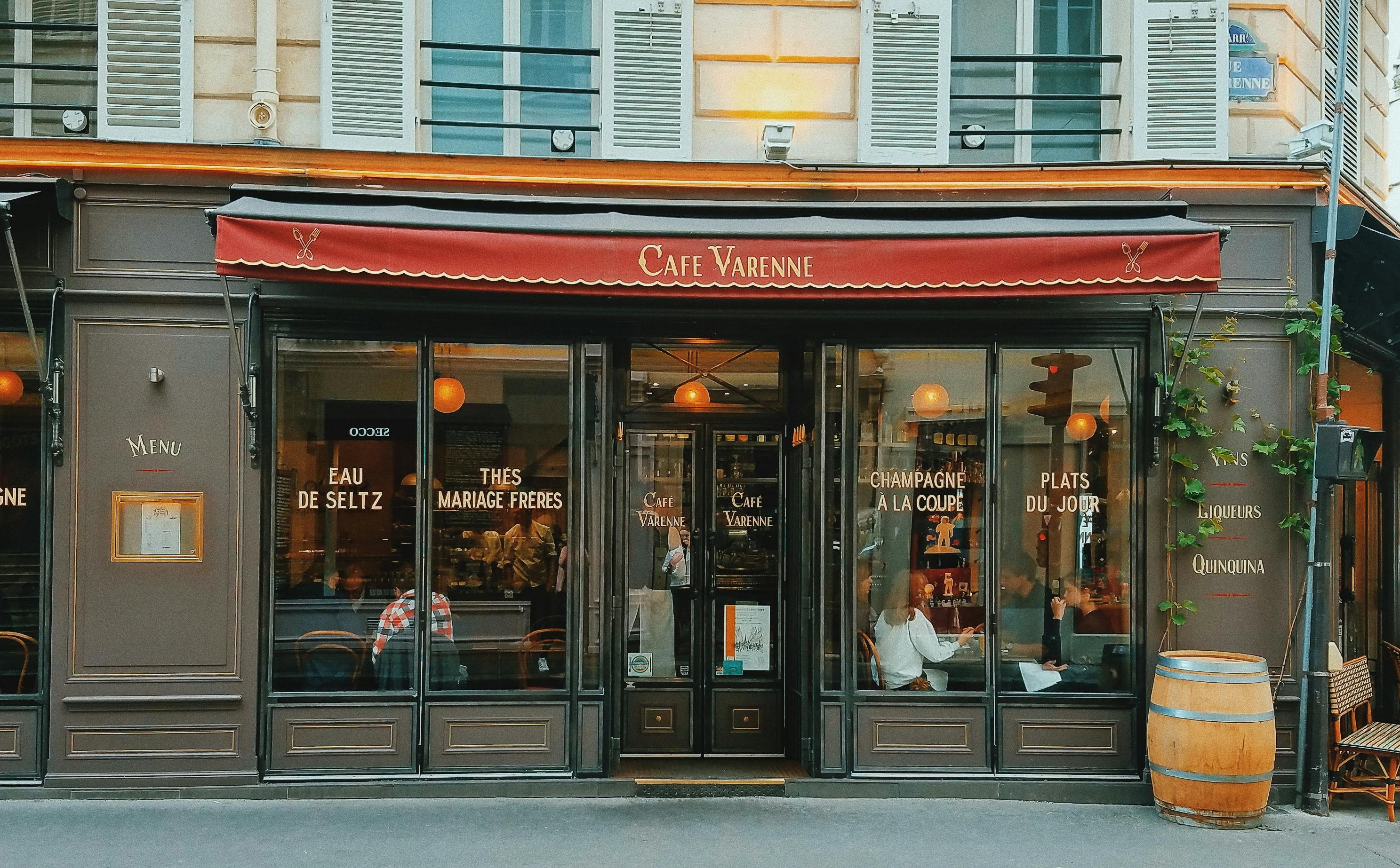 Personne utilisant un smartphone dans un café à Paris