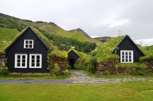 Casa Em Paisagem Verde Contra O Céu