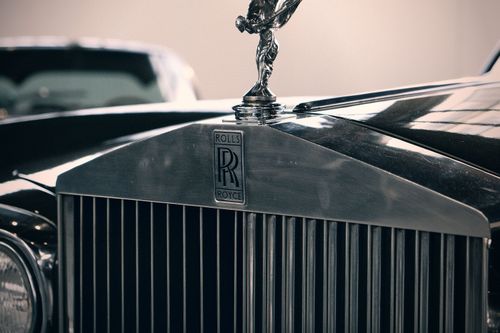 Free Close-up of a vintage Rolls-Royce with iconic Spirit of Ecstasy emblem. Stock Photo