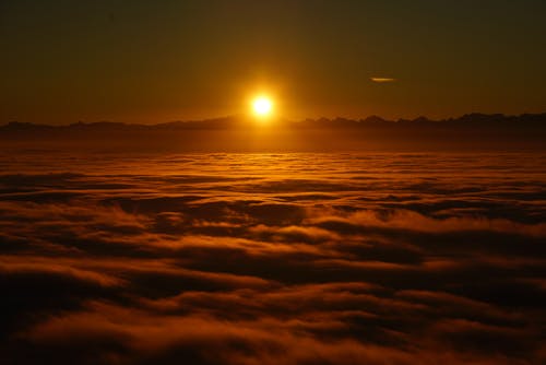 Gratis Pemandangan Indah Langit Dramatis Saat Matahari Terbenam Foto Stok