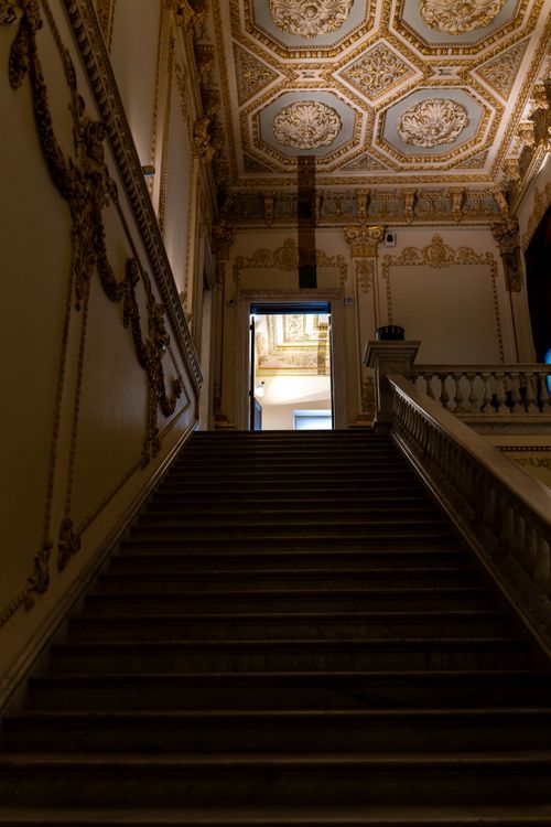 Free A grand staircase with intricate gold details in an opulent indoor setting. Stock Photo