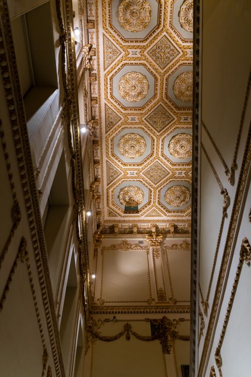 Free A beautifully ornate historical ceiling showcasing intricate architectural details and patterns. Stock Photo