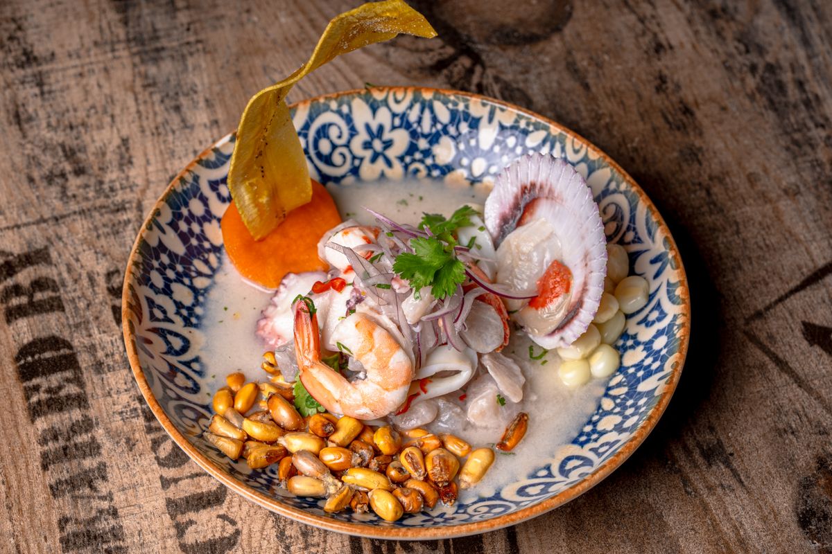 Ceviche fresco con mariscos, cebolla roja, choclo peruano y limón