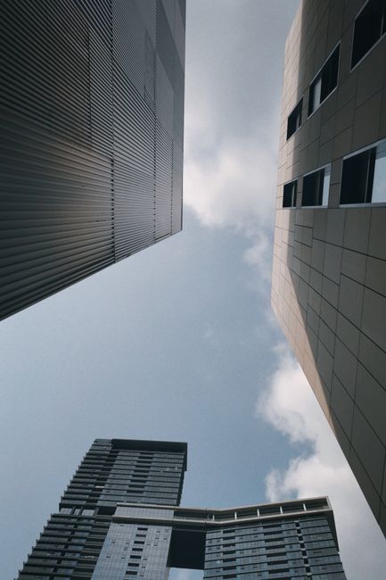 Fotomural Una vista impactante de rascacielos modernos contra un cielo nublado en China.